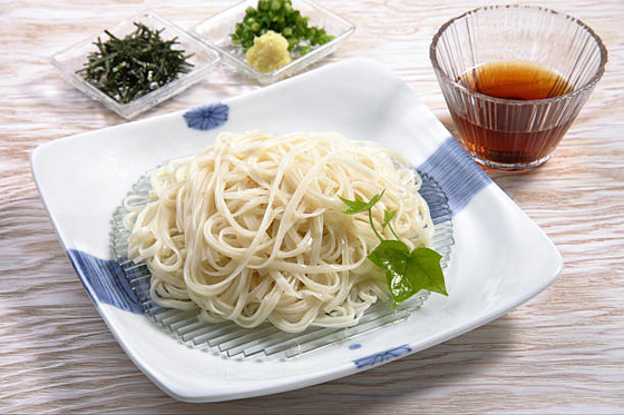 گلیسیرین مونو استئارات مونوگلیسرید پودر سفید شیری باعث بهبود طعم و خاصیت ارتجاعی نودل می شود.